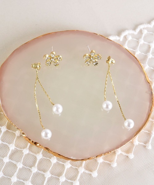 TONE SELECT GOODS（トーンセレクトグッズ）の「【float】ゴールドビジュー ゆらゆらパール ピアス（ピアス（両耳用）・レディース・ホワイト×ゴールド/ゴールド系2/ゴールド系3・FREE）」の4枚目の写真