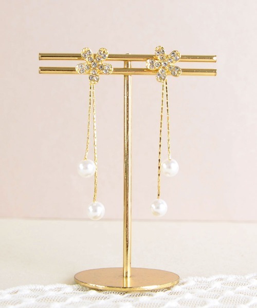 TONE SELECT GOODS（トーンセレクトグッズ）の「【float】ゴールドビジュー ゆらゆらパール ピアス（ピアス（両耳用）・レディース・ホワイト×ゴールド/ゴールド系2/ゴールド系3・FREE）」の5枚目の写真