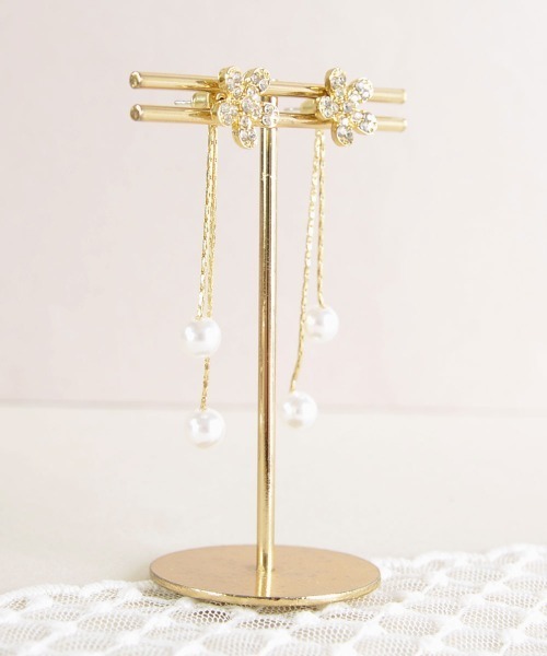 TONE SELECT GOODS（トーンセレクトグッズ）の「【float】ゴールドビジュー ゆらゆらパール ピアス（ピアス（両耳用）・レディース・ホワイト×ゴールド/ゴールド系2/ゴールド系3・FREE）」の6枚目の写真