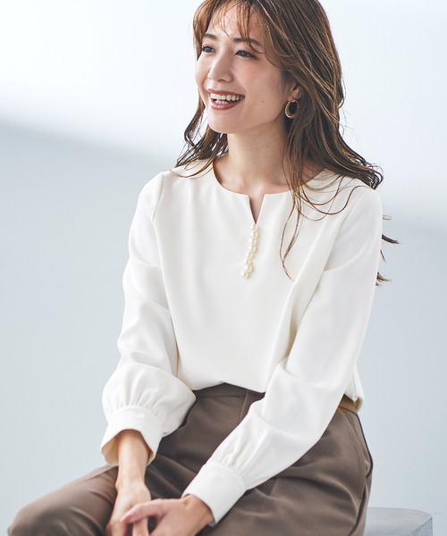 DRESS LAB（ドレスラボ）の「【手洗い可能】キーネックパールブラウス（シャツ/ブラウス・レディース・ネイビー/ピンクベージュ・L/M/LL/S）」の2枚目の写真