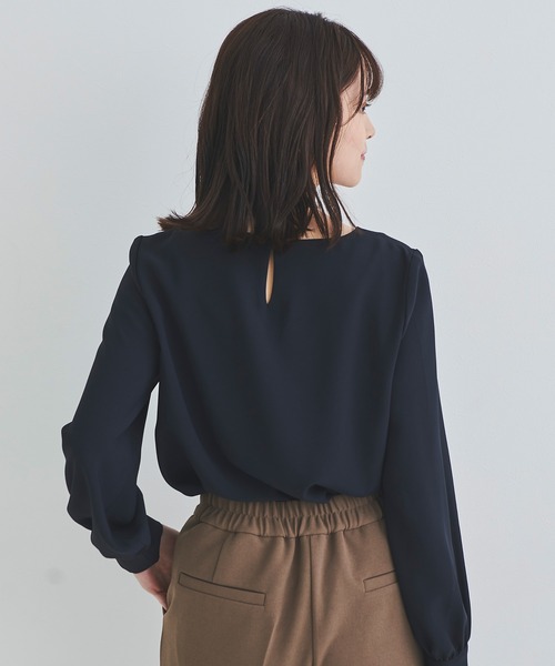 DRESS LAB（ドレスラボ）の「【手洗い可能】キーネックパールブラウス（シャツ/ブラウス・レディース・ネイビー/ピンクベージュ・L/M/LL/S）」の4枚目の写真