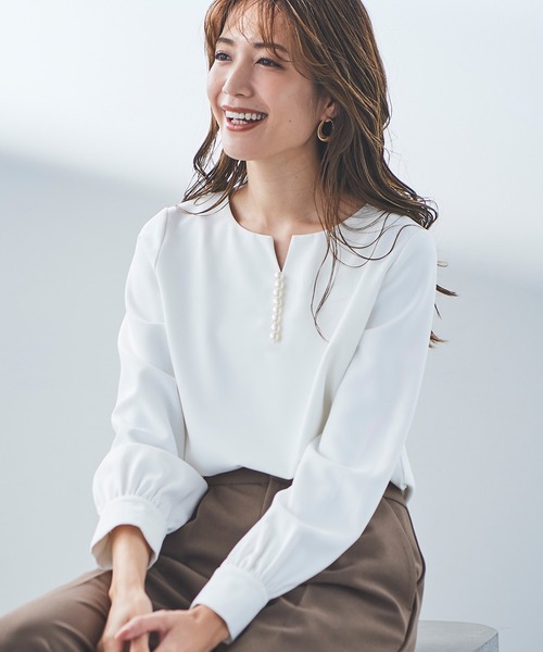 DRESS LAB（ドレスラボ）の「【手洗い可能】キーネックパールブラウス（シャツ/ブラウス・レディース・ネイビー/ピンクベージュ・L/M/LL/S）」の6枚目の写真