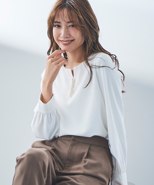 DRESS LAB（ドレスラボ）の「【手洗い可能】キーネックパールブラウス（シャツ/ブラウス・レディース・ネイビー/ピンクベージュ・L/M/LL/S）」の5枚目の写真