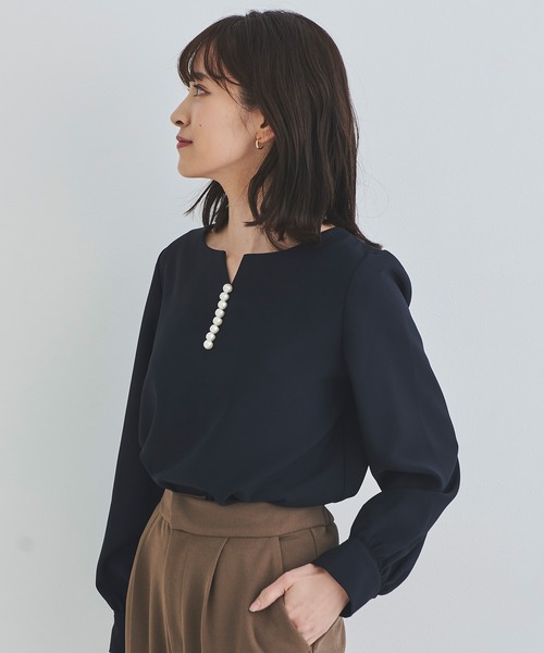 DRESS LAB（ドレスラボ）の「【手洗い可能】キーネックパールブラウス（シャツ/ブラウス・レディース・ネイビー/ピンクベージュ・L/M/LL/S）」の3枚目の写真