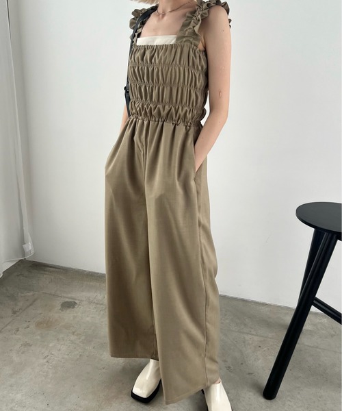 Amiur(エミレ)の「twill cloth shirring overall / ツイルクロスシャーリングオーバーオール(サロペット/オーバーオール・レディース・ブラック/アイボリー/ベージュ・FREE)」の3枚目の写真
