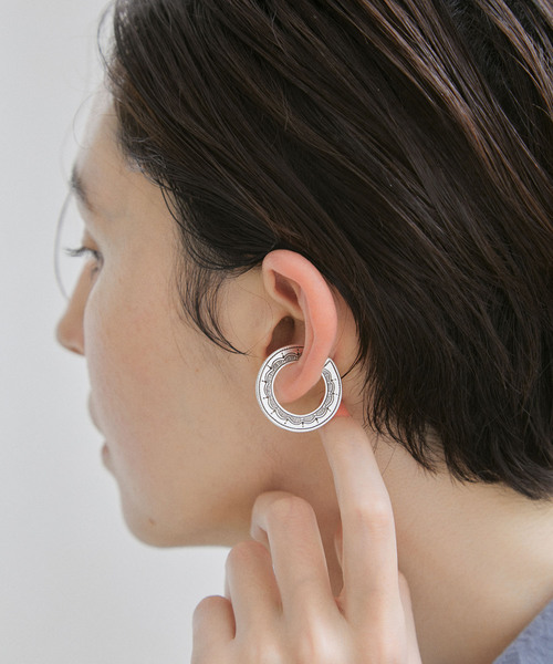 SALON adam et rope'（サロン アダム エ ロペ）の「【公式サイト限定】[トゥアレグ]フラットイヤーカフ（イヤリング・レディース・その他・FREE）」の2枚目の写真