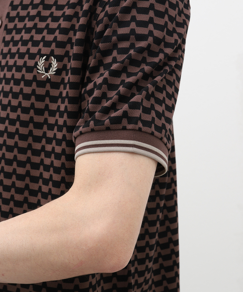 FRED PERRY（フレッドペリー）の「FRED PERRY (フレッド ペリー) ABSTRACT GRAPHIC  POLO SHIRT M7791（ポロシャツ・メンズ・ブラウン系その他・MEDIUM/LARGE）」の9枚目の写真