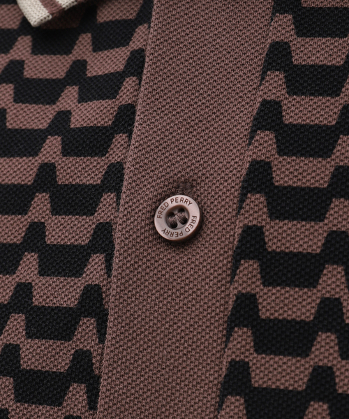 FRED PERRY（フレッドペリー）の「FRED PERRY (フレッド ペリー) ABSTRACT GRAPHIC  POLO SHIRT M7791（ポロシャツ・メンズ・ブラウン系その他・MEDIUM/LARGE）」の10枚目の写真