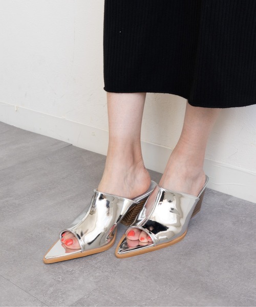 Fabby fabby(ファビィーファビィー)の「ポインテッドワンベルトサンダル(サンダル・レディース・シルバー/ゴールド/ブラック・MEDIUM/LARGE/SMALL)」の2枚目の写真