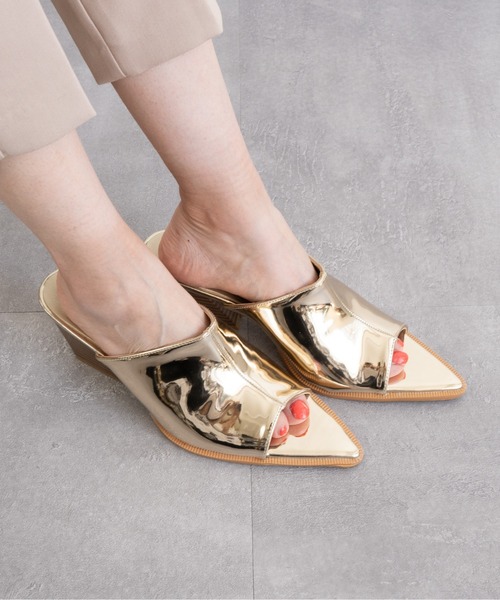 Fabby fabby(ファビィーファビィー)の「ポインテッドワンベルトサンダル(サンダル・レディース・シルバー/ゴールド/ブラック・MEDIUM/LARGE/SMALL)」の3枚目の写真