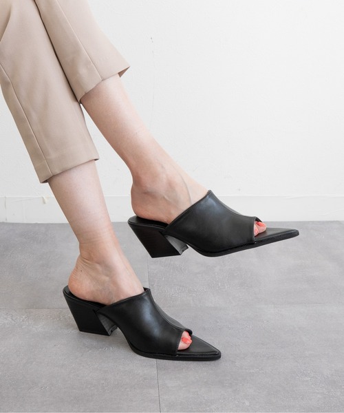 Fabby fabby(ファビィーファビィー)の「ポインテッドワンベルトサンダル(サンダル・レディース・シルバー/ゴールド/ブラック・MEDIUM/LARGE/SMALL)」の1枚目の写真