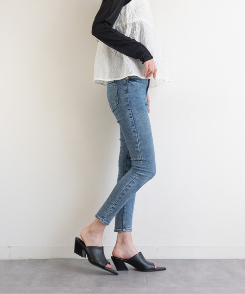 Fabby fabby(ファビィーファビィー)の「ポインテッドワンベルトサンダル(サンダル・レディース・シルバー/ゴールド/ブラック・MEDIUM/LARGE/SMALL)」の7枚目の写真