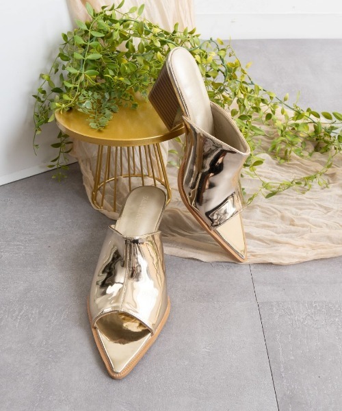 Fabby fabby(ファビィーファビィー)の「ポインテッドワンベルトサンダル(サンダル・レディース・シルバー/ゴールド/ブラック・MEDIUM/LARGE/SMALL)」の13枚目の写真