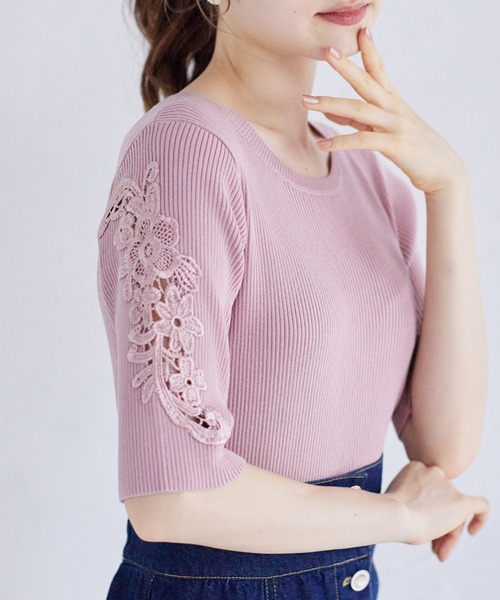 tocco closet(トッコ クローゼット)の「フラワー刺繍スリーブリブニットプルオーバー(ニット/セーター・レディース・グレイッシュブルー/ピンク/ブラック・M)」の2枚目の写真