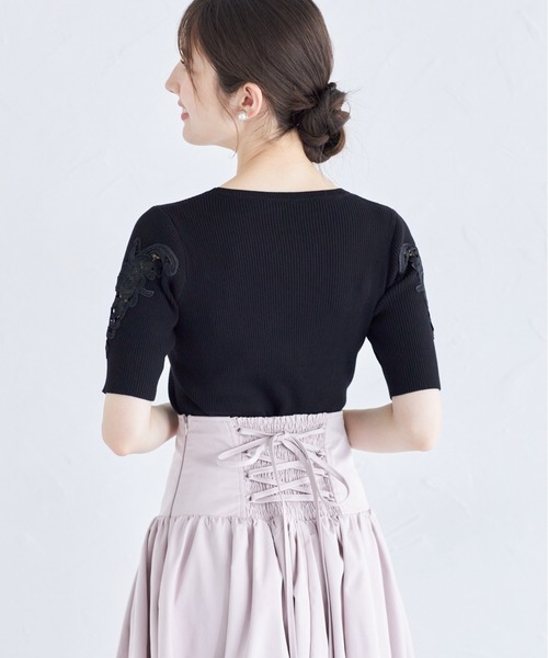 tocco closet(トッコ クローゼット)の「フラワー刺繍スリーブリブニットプルオーバー(ニット/セーター・レディース・グレイッシュブルー/ピンク/ブラック・M)」の6枚目の写真