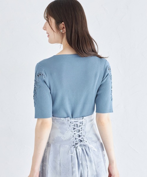 tocco closet(トッコ クローゼット)の「フラワー刺繍スリーブリブニットプルオーバー(ニット/セーター・レディース・グレイッシュブルー/ピンク/ブラック・M)」の17枚目の写真
