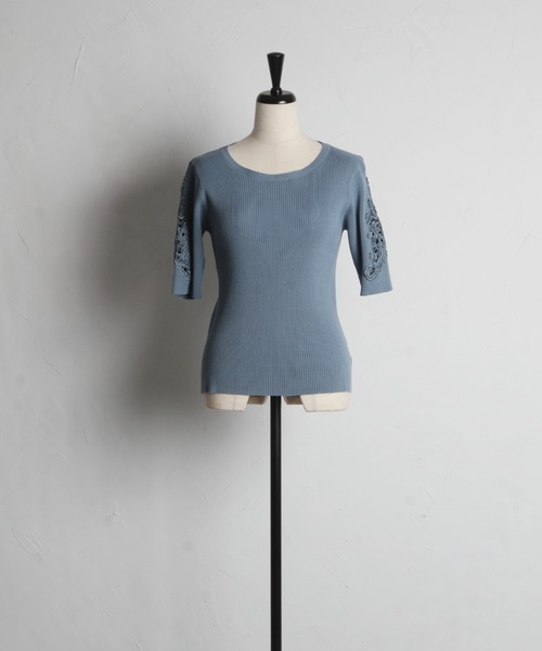 tocco closet(トッコ クローゼット)の「フラワー刺繍スリーブリブニットプルオーバー(ニット/セーター・レディース・グレイッシュブルー/ピンク/ブラック・M)」の18枚目の写真