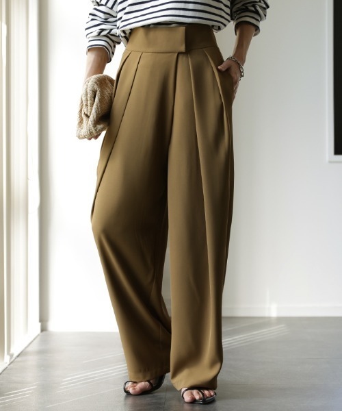 HUG.U（ハグユー）の「美タックパンツ（スラックス・レディース・モカ/ロイヤルブルー/グリーン/ブラック・レギュラー丈/トール丈）」の3枚目の写真