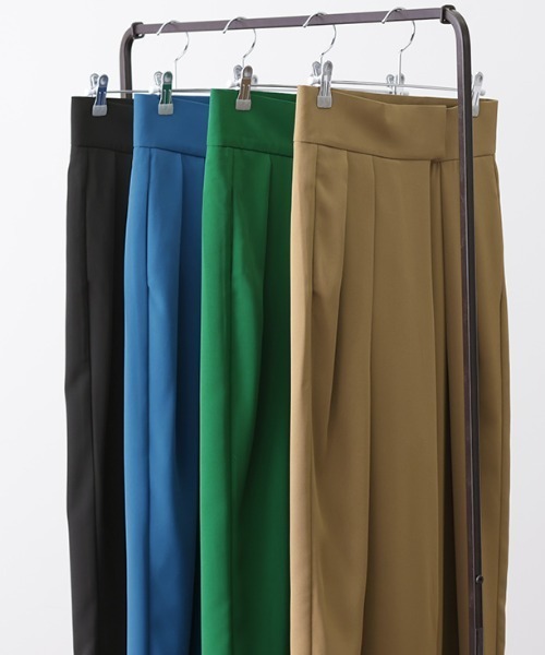 HUG.U（ハグユー）の「美タックパンツ（スラックス・レディース・モカ/ロイヤルブルー/グリーン/ブラック・レギュラー丈/トール丈）」の22枚目の写真