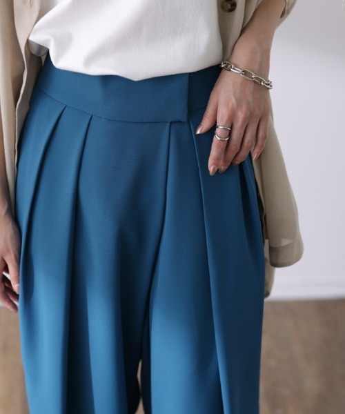 HUG.U（ハグユー）の「美タックパンツ（スラックス・レディース・モカ/ロイヤルブルー/グリーン/ブラック・レギュラー丈/トール丈）」の16枚目の写真