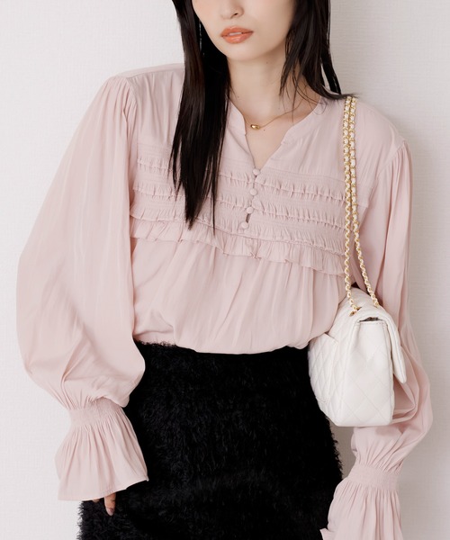 VIS（ビス）の「割繊シャーリングミニフリルブラウス/洗える（シャツ/ブラウス・レディース・チャコールグレー/オフホワイト/ホワイト系その他6/ピンク・FREE）」の4枚目の写真