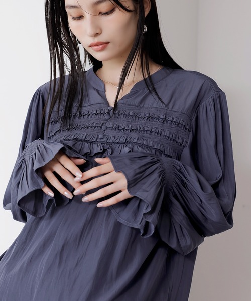 VIS（ビス）の「割繊シャーリングミニフリルブラウス/洗える（シャツ/ブラウス・レディース・チャコールグレー/オフホワイト/ホワイト系その他6/ピンク・FREE）」の17枚目の写真