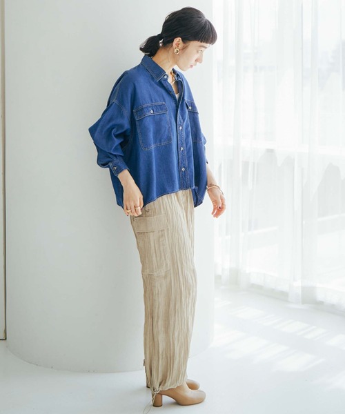 Doux archives（ドゥアルシーヴ）の「ソフトデニムオーバーシャツ（シャツ/ブラウス・レディース・ベージュ/チャコールグレー/ブルー・38）」の6枚目の写真