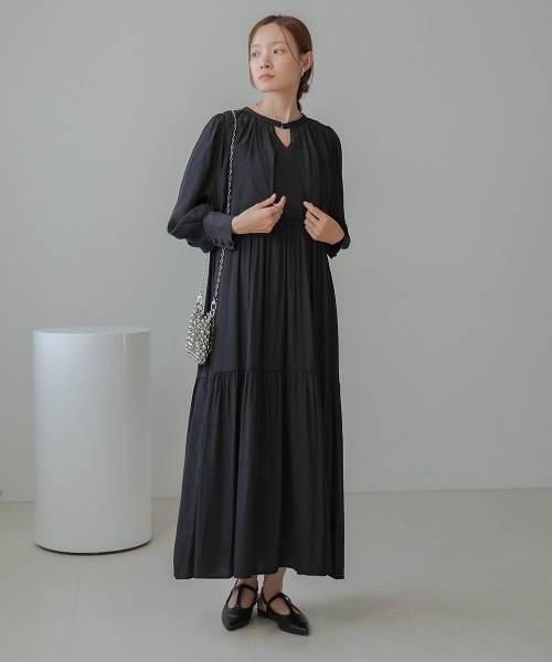 Bab(バブ)の「ケープライクティアードワンピース(ワンピース・レディース・オレンジ/ブラック/ライトグレー・M)」の2枚目の写真