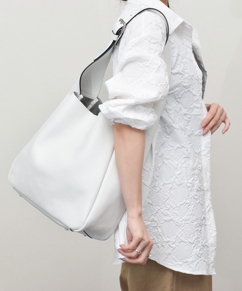 RIPANI(リパーニ)の「【RIPANI】シュリンクレザーショルダーバッグ(Q56305)(ショルダーバッグ・レディース・ホワイト/ライトグレー/ブラック・ALL)」の1枚目の写真