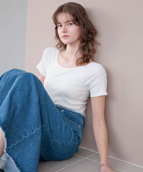 bijorie(ビジュリィ)の「【bijorie】カップ付きバックオープンTシャツ/NEW BASIC 25SS(Tシャツ/カットソー・レディース・ブラック/サックスブルー/カーキ/オフホワイト・MEDIUM/LG/LARGE)」の1枚目の写真