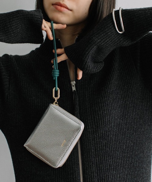 Beau're（ヴュレ）の「【BEAURE】カウレザー ハンドストラップ付きバイカラーラウンドミニウォレット B-24096（財布・レディース・ブラック/シルバー/ゴールド/アイボリー/グレイッシュベージュ/ライトピンク/イエロー/パープル/ブルー・FREE）」の17枚目の写真