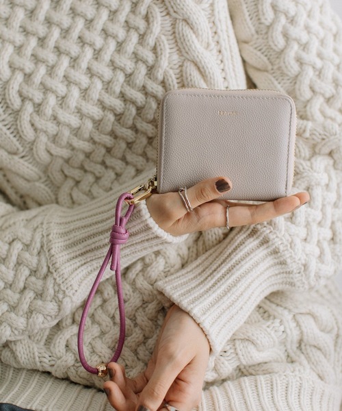 Beau're（ヴュレ）の「【BEAURE】カウレザー ハンドストラップ付きバイカラーラウンドミニウォレット B-24096（財布・レディース・ブラック/シルバー/ゴールド/アイボリー/グレイッシュベージュ/ライトピンク/イエロー/パープル/ブルー・FREE）」の13枚目の写真