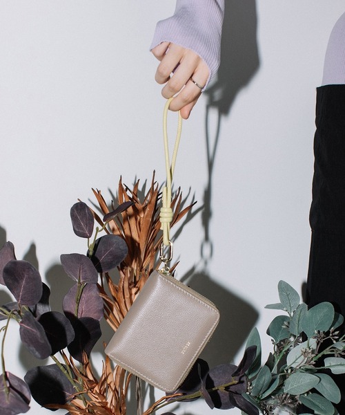 Beau're（ヴュレ）の「【BEAURE】カウレザー ハンドストラップ付きバイカラーラウンドミニウォレット B-24096（財布・レディース・ブラック/シルバー/ゴールド/アイボリー/グレイッシュベージュ/ライトピンク/イエロー/パープル/ブルー・FREE）」の10枚目の写真