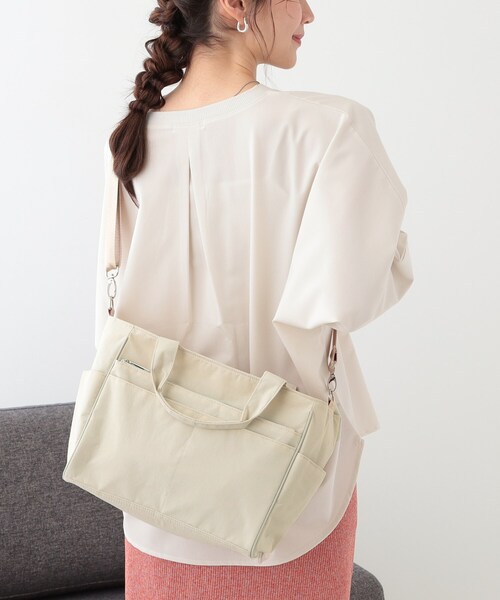 SHOO・LA・RUE（シューラルー）の「【撥水／2WAY】12ポケットトートバッグ【キャリーオン】（トートバッグ・レディース・グレー/アイボリー/ブラック・00）」の4枚目の写真