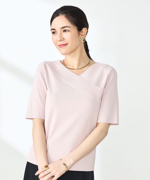 NOLLEY’S Sophi(ノーリーズソフィ)の「《手洗い可能》カシュクール風5分袖プルオーバーニット(ニット/セーター・レディース・サックスブルー/ベビーピンク/ブラック/オフホワイト・38)」の4枚目の写真