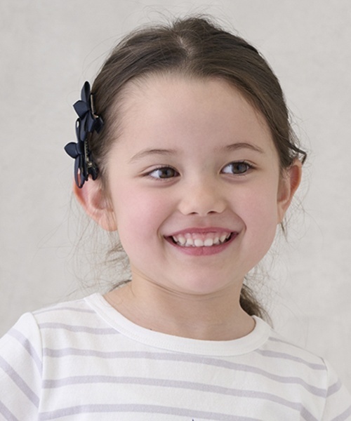 petit main（プティマイン）の「リボンヘアクリップ2P（バレッタ/ヘアクリップ・キッズ・アイボリー/サックスブルー/レッド/ピンク/ネイビー・F）」の3枚目の写真