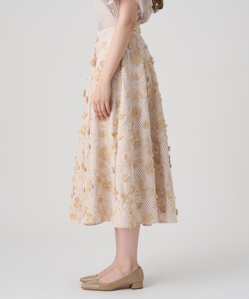 ANAYI(アナイ)の「ストライプフラワー刺繍フレア スカート(スカート・レディース・ベージュ/ブラック・38/36/34)」の4枚目の写真