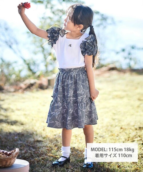 BeBe（ベベ）の「【お揃い】先染めチェックローズプリントミモレ丈スカート(110~160cm)（スカート・キッズ・ブラック系その他・140cm/150cm/130cm/120cm）」の2枚目の写真