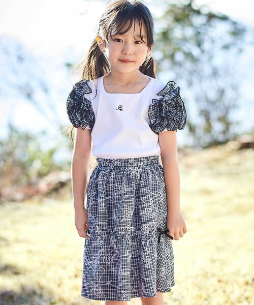 BeBe（ベベ）の「【お揃い】先染めチェックローズプリントミモレ丈スカート(110~160cm)（スカート・キッズ・ブラック系その他・140cm/150cm/130cm/120cm）」の3枚目の写真