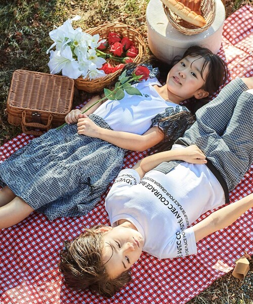 BeBe（ベベ）の「【お揃い】先染めチェックローズプリントミモレ丈スカート(110~160cm)（スカート・キッズ・ブラック系その他・140cm/150cm/130cm/120cm）」の4枚目の写真