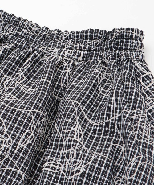 BeBe（ベベ）の「【お揃い】先染めチェックローズプリントミモレ丈スカート(110~160cm)（スカート・キッズ・ブラック系その他・140cm/150cm/130cm/120cm）」の7枚目の写真