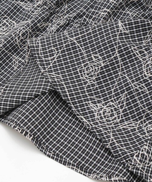 BeBe（ベベ）の「【お揃い】先染めチェックローズプリントミモレ丈スカート(110~160cm)（スカート・キッズ・ブラック系その他・140cm/150cm/130cm/120cm）」の9枚目の写真