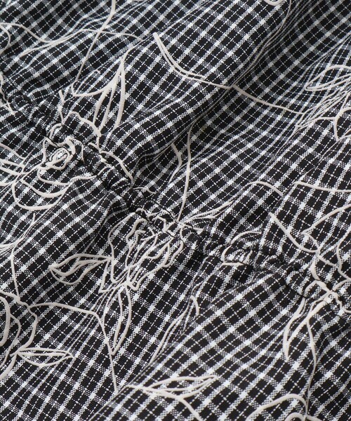 BeBe（ベベ）の「【お揃い】先染めチェックローズプリントミモレ丈スカート(110~160cm)（スカート・キッズ・ブラック系その他・140cm/150cm/130cm/120cm）」の10枚目の写真