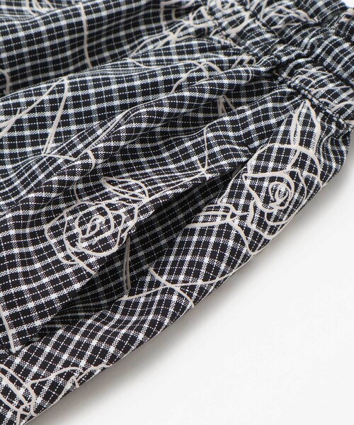 BeBe（ベベ）の「【お揃い】先染めチェックローズプリントミモレ丈スカート(110~160cm)（スカート・キッズ・ブラック系その他・140cm/150cm/130cm/120cm）」の11枚目の写真