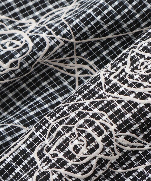 BeBe（ベベ）の「【お揃い】先染めチェックローズプリントミモレ丈スカート(110~160cm)（スカート・キッズ・ブラック系その他・140cm/150cm/130cm/120cm）」の12枚目の写真