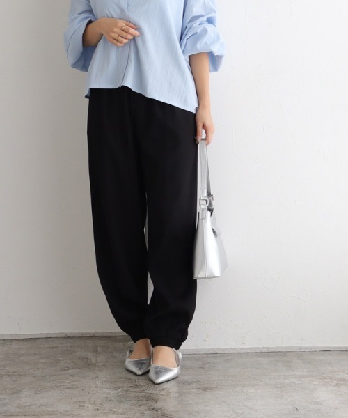 Pierrot(ピエロ)の「とろみジョガーパンツ(その他パンツ・レディース・グレイッシュベージュ/ブラック・M/PM/L)」の11枚目の写真