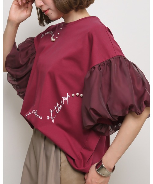 palm RICHE(ポームリシュ)の「シアーバルーン半袖Tシャツ ロゴプリント&パールデザイン(Tシャツ/カットソー・レディース・レッド/オフホワイト/ブラック・M)」の1枚目の写真