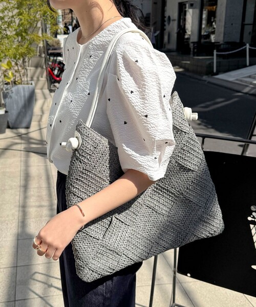 fredy emue（フレディエミュ）の「ペーパー格子編みワンハンドルバッグ（かごバッグ・レディース・ベージュ/グレー・FREE）」の19枚目の写真