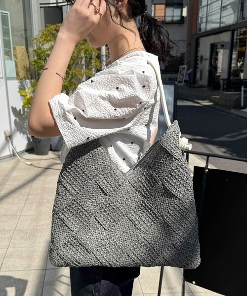 fredy emue（フレディエミュ）の「ペーパー格子編みワンハンドルバッグ（かごバッグ・レディース・ベージュ/グレー・FREE）」の18枚目の写真