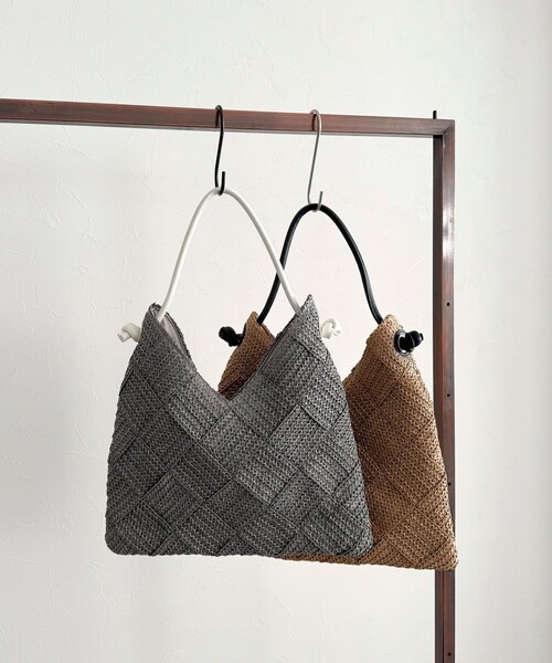 fredy emue（フレディエミュ）の「ペーパー格子編みワンハンドルバッグ（かごバッグ・レディース・ベージュ/グレー・FREE）」の15枚目の写真